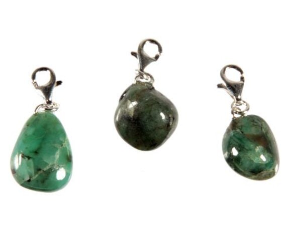 Smaragd bedeltje met sterling zilveren slotje