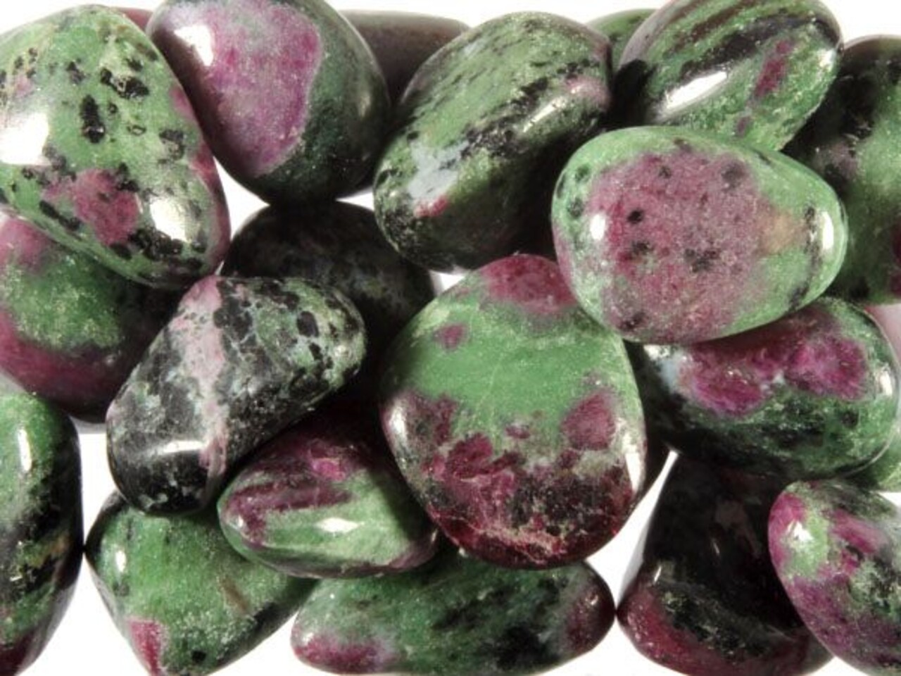 Robijn in zoisiet steen getrommeld 5 - 10 gram Robijn in zoisiet steen getrommeld 5 - 10 gram