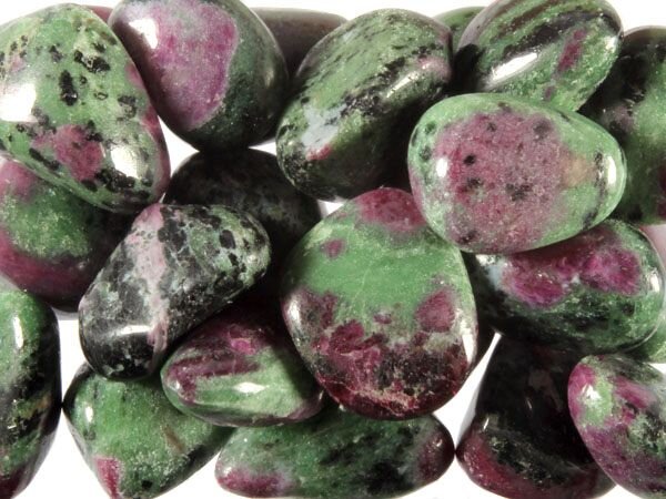 Robijn in zoisiet steen getrommeld 5 - 10 gram Robijn in zoisiet steen getrommeld 5 - 10 gram