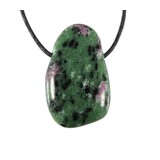 Robijn in zoisiet hanger doorboord