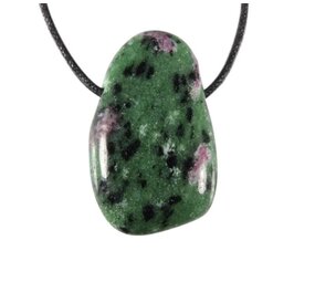 Robijn in zoisiet hanger doorboord