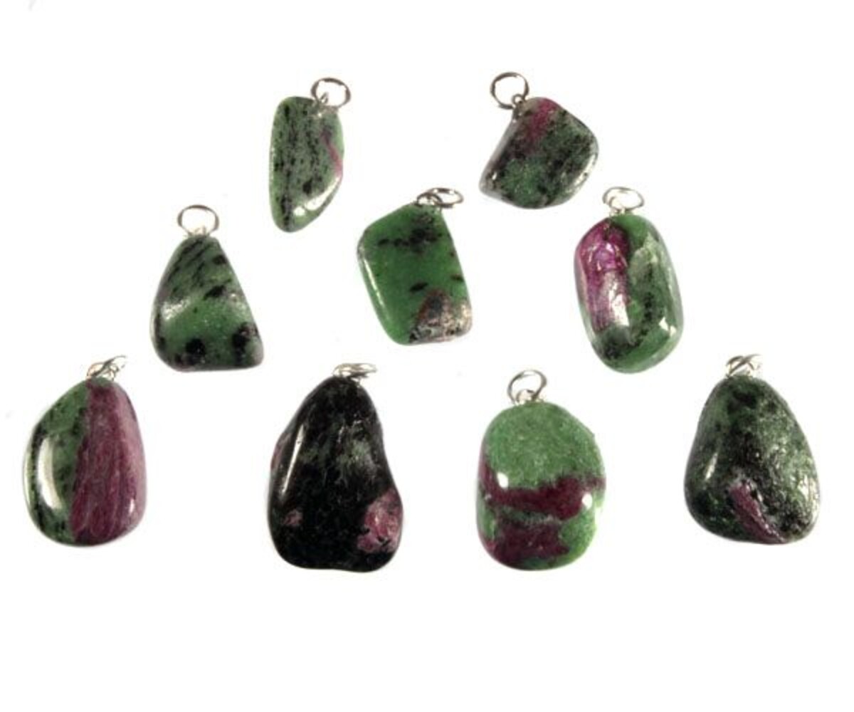 Robijn in zoisiet hanger