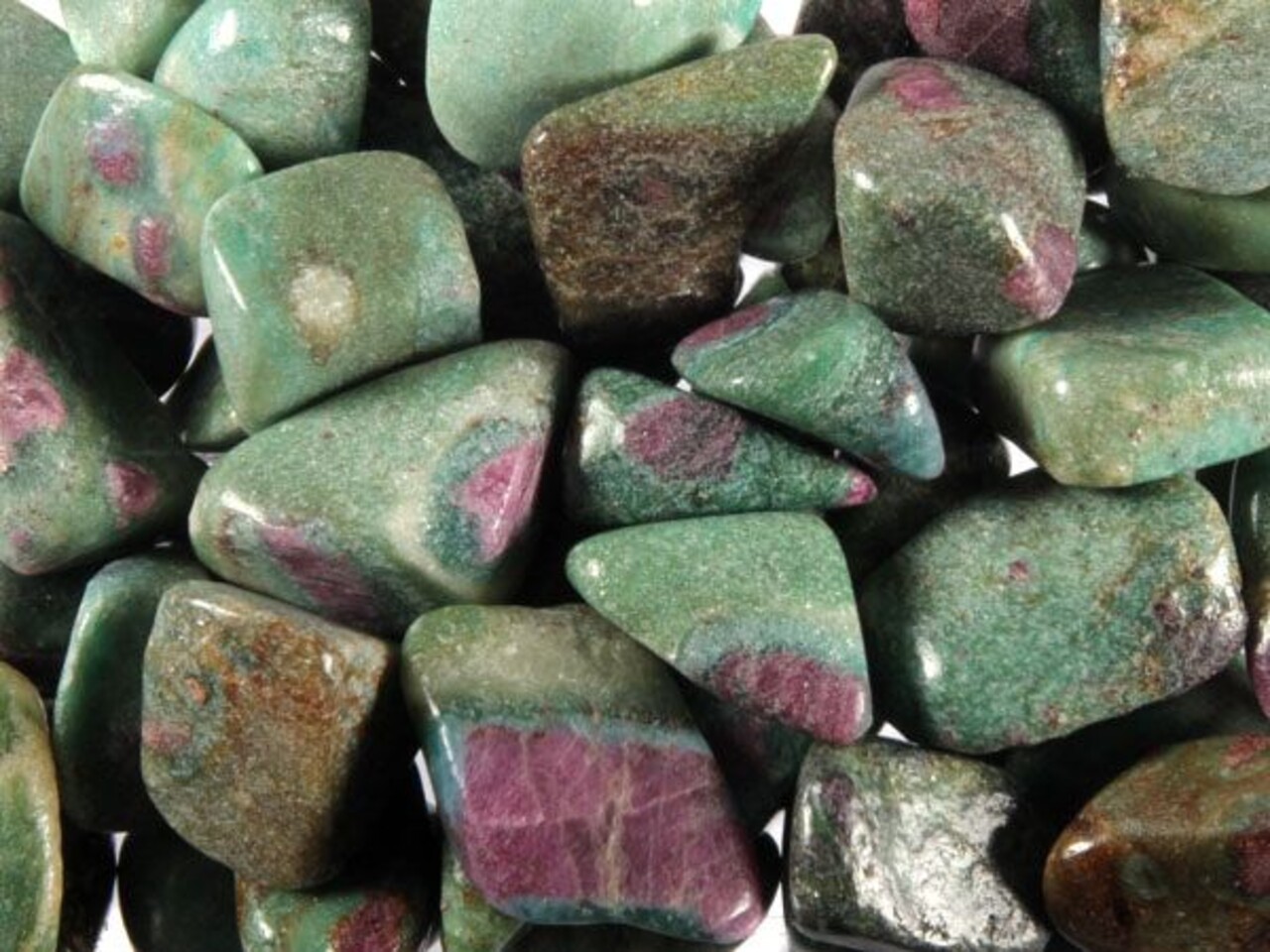 Robijn in fuchsiet steen getrommeld 5 - 10 gram Robijn in fuchsiet steen getrommeld 5 - 10 gram