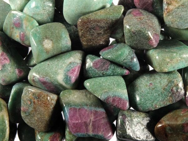 Robijn in fuchsiet steen getrommeld 5 - 10 gram Robijn in fuchsiet steen getrommeld 5 - 10 gram