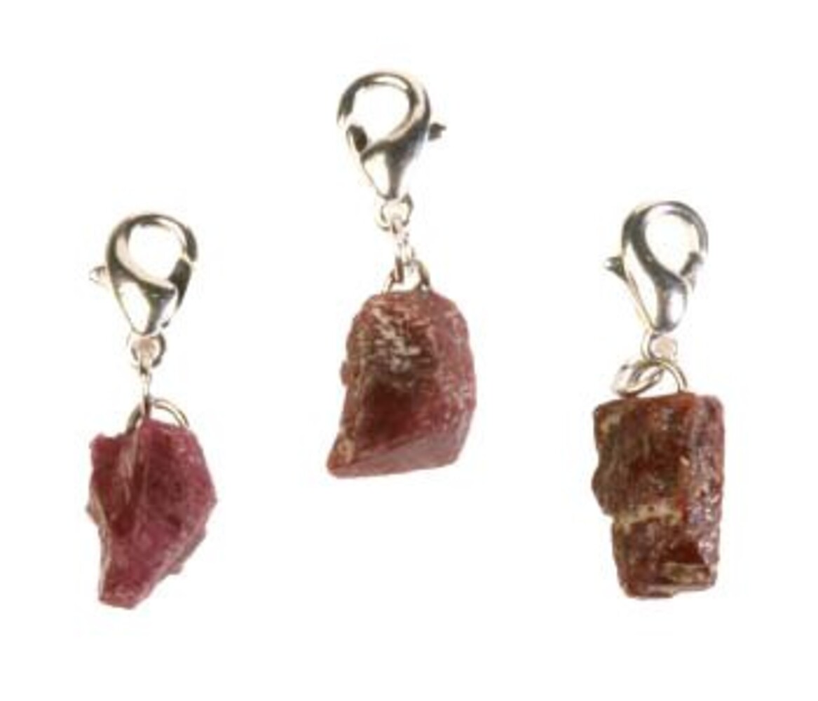 Robijn bedeltje ruw met sterling zilveren slotje Robijn bedeltje ruw met sterling zilveren slotje