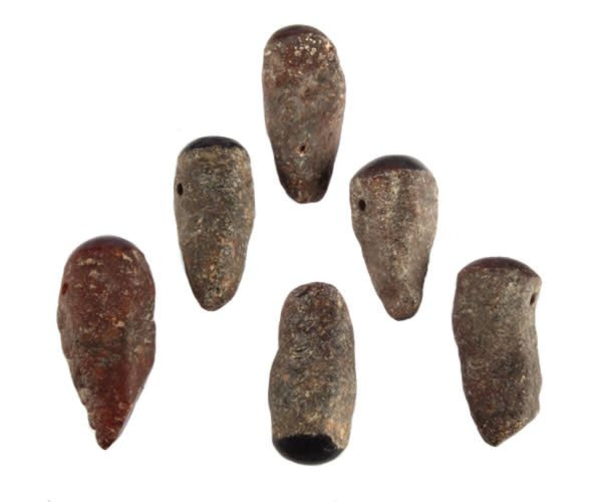 Robijn (ster) hanger doorboord aan 1 zijde gepolijst Robijn (ster) hanger doorboord aan 1 zijde gepolijst