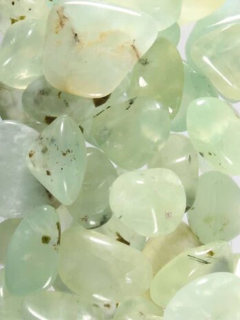 Prehniet met toermalijn steen getrommeld 2 - 5 gram Prehniet met toermalijn steen getrommeld 2 - 5 gram