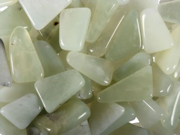 New jade (serpentijn) steen getrommeld 2 - 5 gram New jade (serpentijn) steen getrommeld 2 - 5 gram