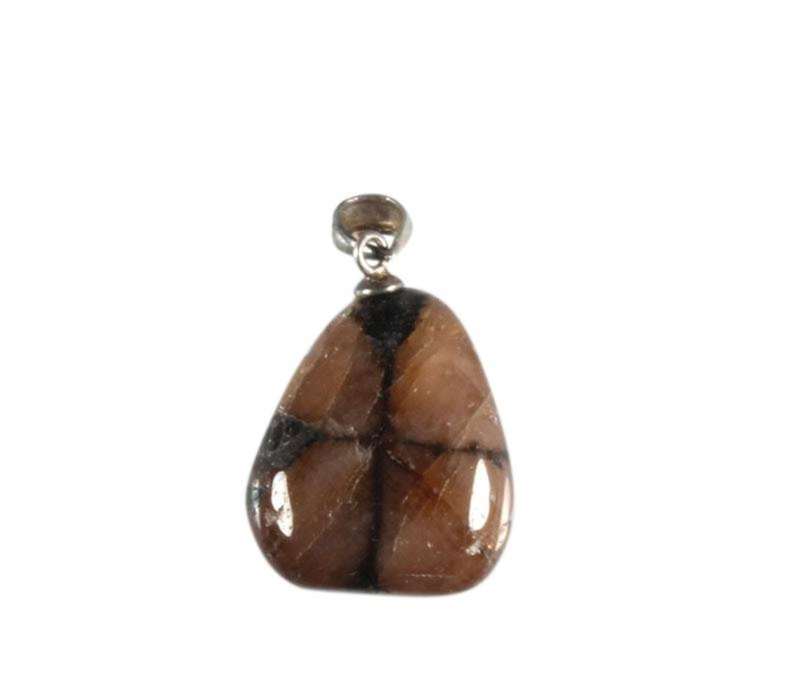 Chiastoliet of kruissteen hanger met zilveren oogje Chiastoliet of kruissteen hanger met zilveren oogje