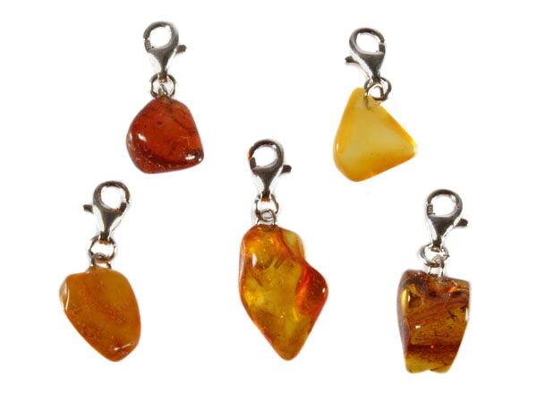 Barnsteen bedeltje met sterling zilveren slotje Barnsteen bedeltje met sterling zilveren slotje