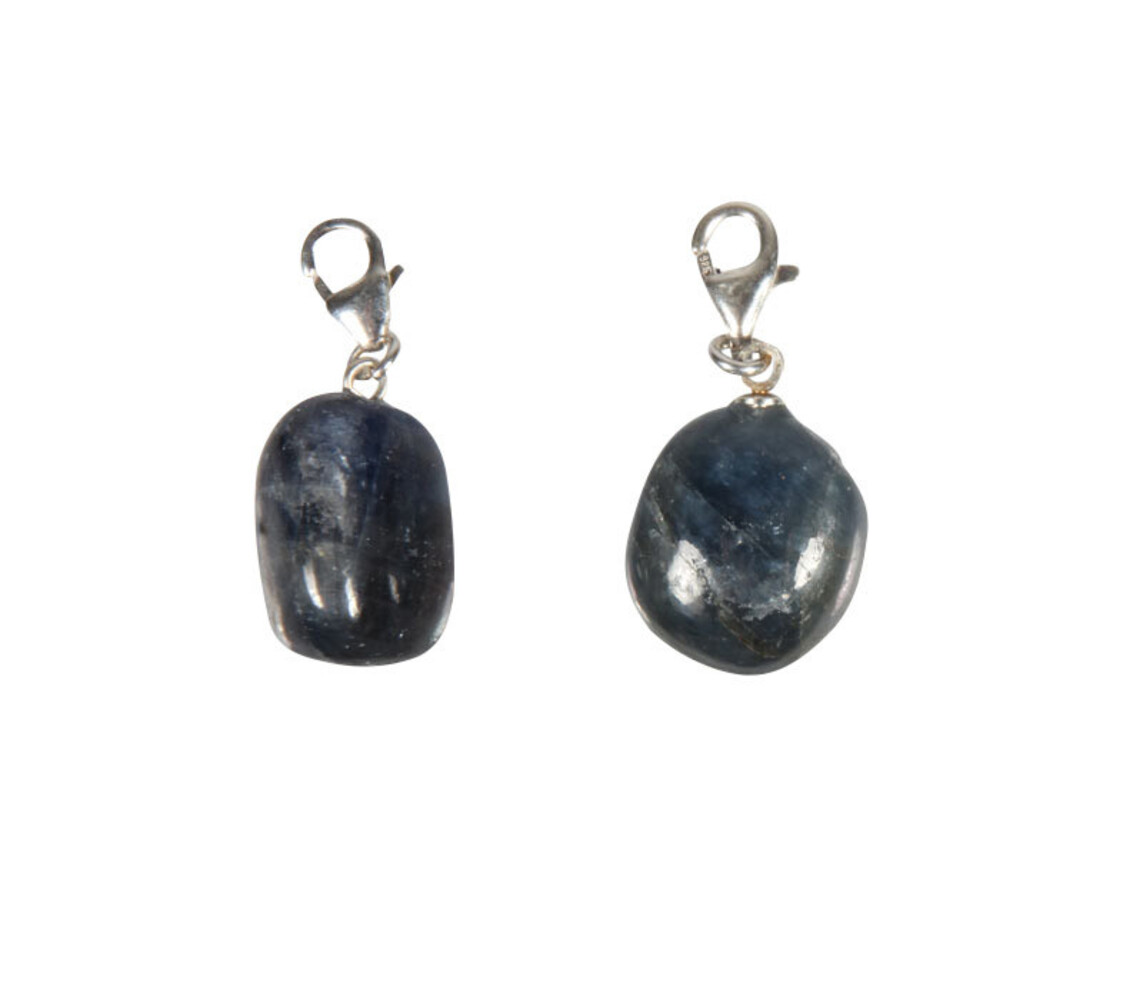 Saffier bedeltje met sterling zilveren slotje