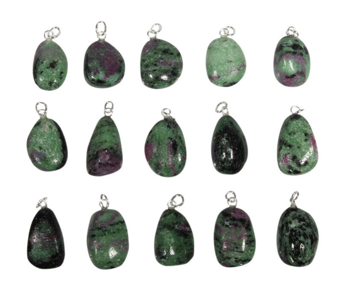 Robijn in zoisiet hanger met zilveren oogje Robijn in zoisiet hanger met zilveren oogje