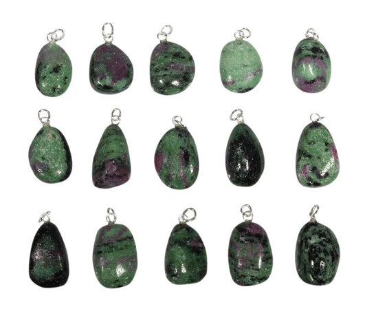 Robijn in zoisiet hanger met zilveren oogje Robijn in zoisiet hanger met zilveren oogje