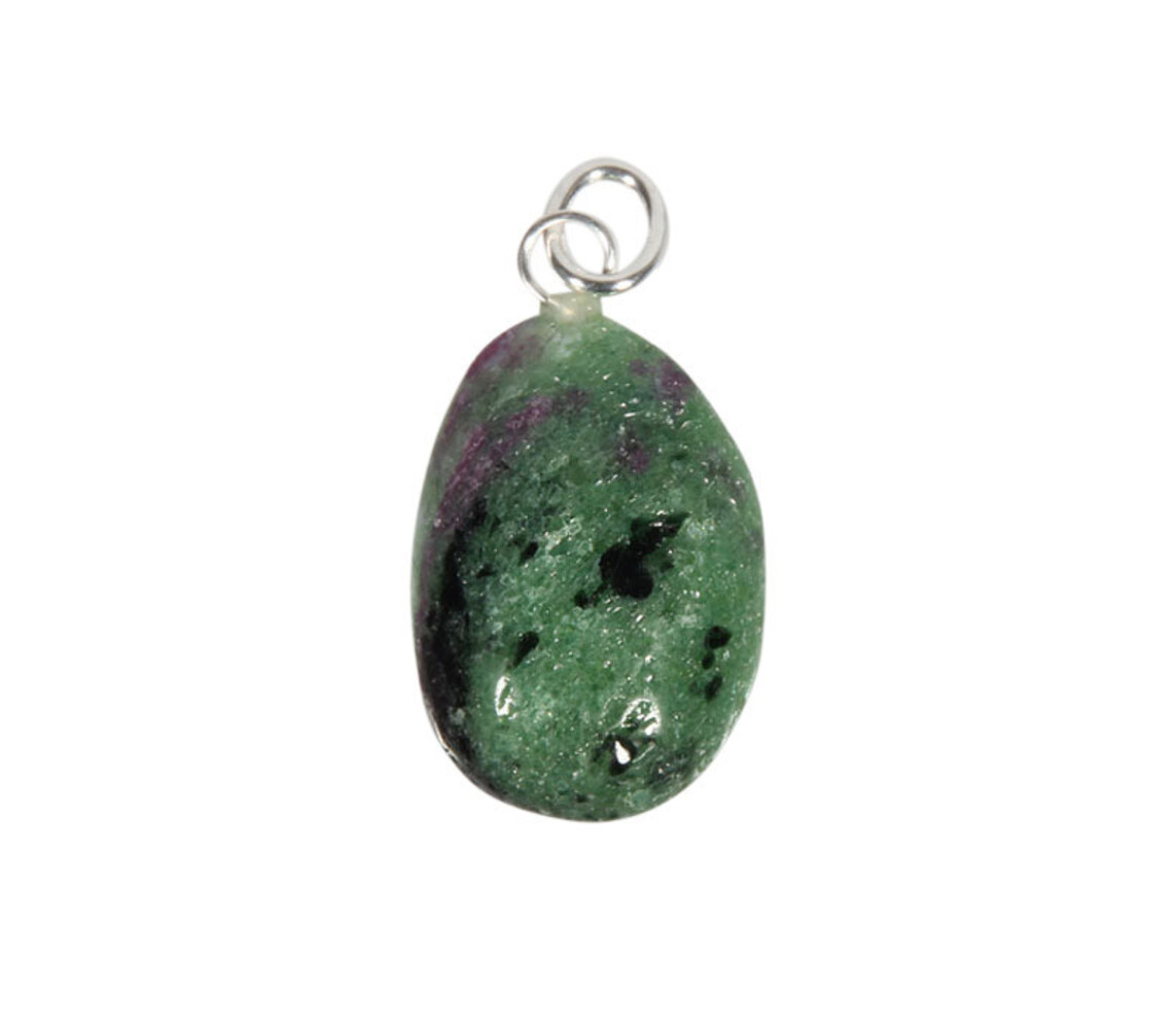 Robijn in zoisiet hanger met zilveren oogje Robijn in zoisiet hanger met zilveren oogje