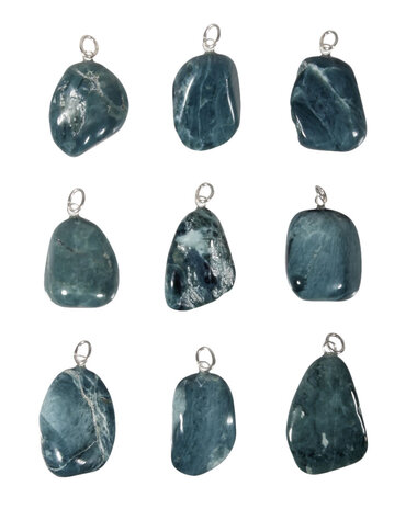 Jade (blauw) hanger met zilveren oogje Jade (blauw) hanger met zilveren oogje
