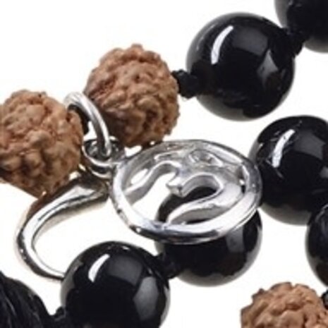 Mala met toermalijn, rudraksha met zilveren aum hanger Mala met toermalijn, rudraksha met zilveren aum hanger