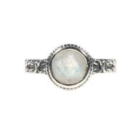 Zilveren ring maansteen (regenboog) maat 19 | rond facet bewerkte rand Zilveren ring maansteen (regenboog) maat 19 | rond facet bewerkte rand