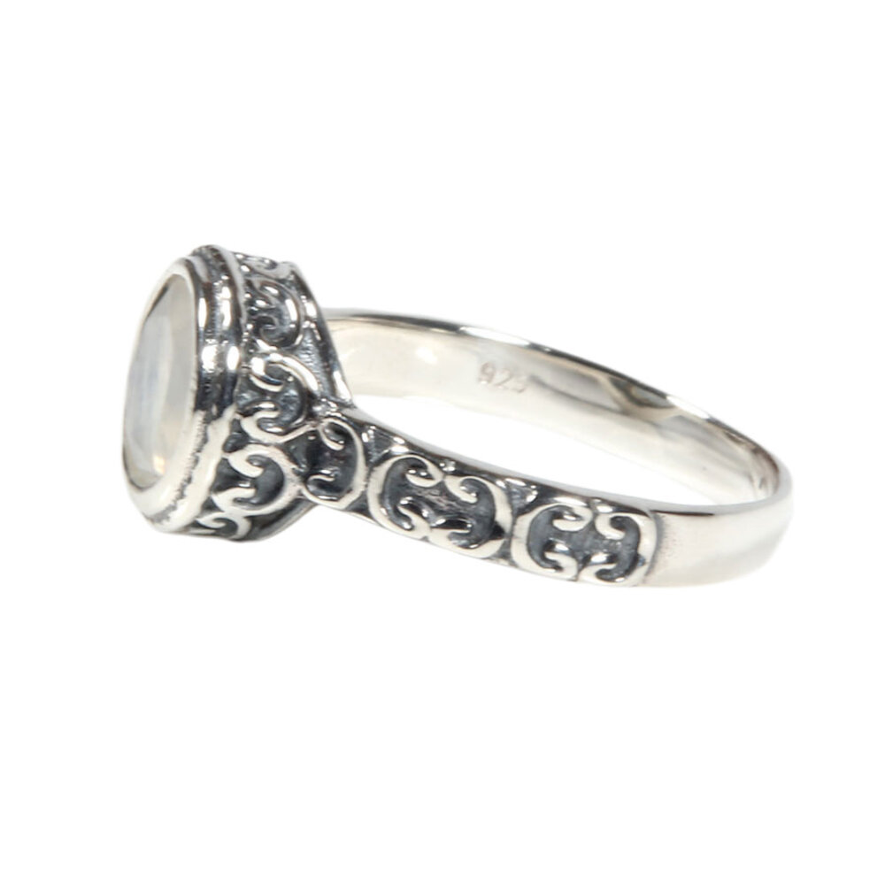 Zilveren ring maansteen (regenboog) maat 19 | rond facet bewerkte rand Zilveren ring maansteen (regenboog) maat 19 | rond facet bewerkte rand