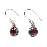 Zilveren oorbellen granaat | druppel ribbelrand Zilveren oorbellen granaat | druppel ribbelrand