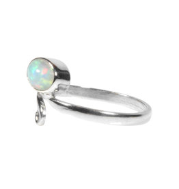Zilveren ring opaal (Edel) maat 18 | ovaal krul 8 x 6 mm