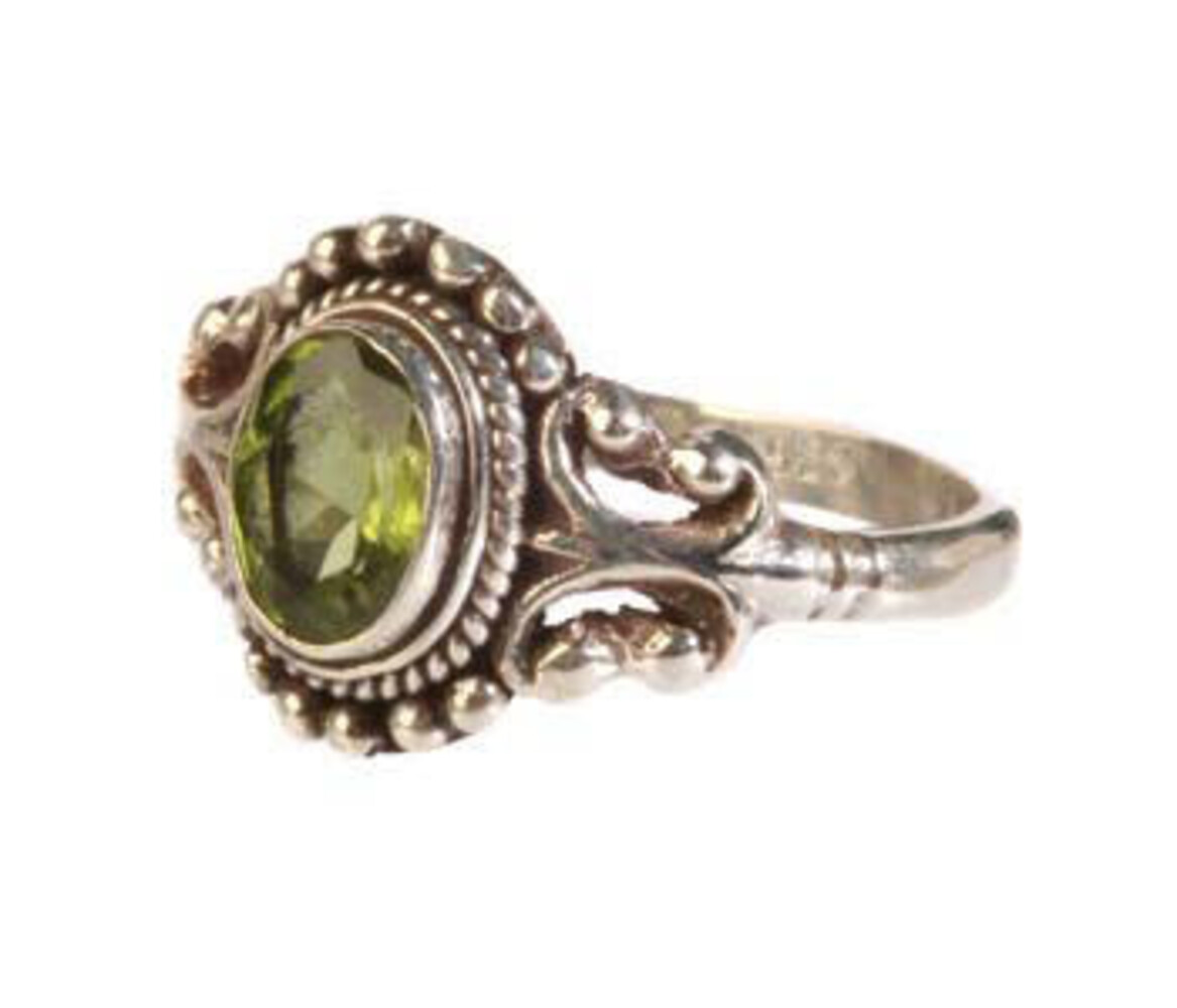 Zilveren ring peridoot maat 17 1/4 | ovaal facet bolletjes Zilveren ring peridoot maat 17 1/4 | ovaal facet bolletjes