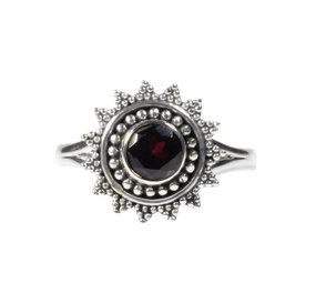 Zilveren ring granaat maat 20 1/2 | rond facet zon Zilveren ring granaat maat 20 1/2 | rond facet zon