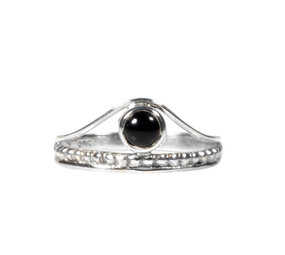 Zilveren ring onyx maat 18 1/2 | rond boogje Zilveren ring onyx maat 18 1/2 | rond boogje
