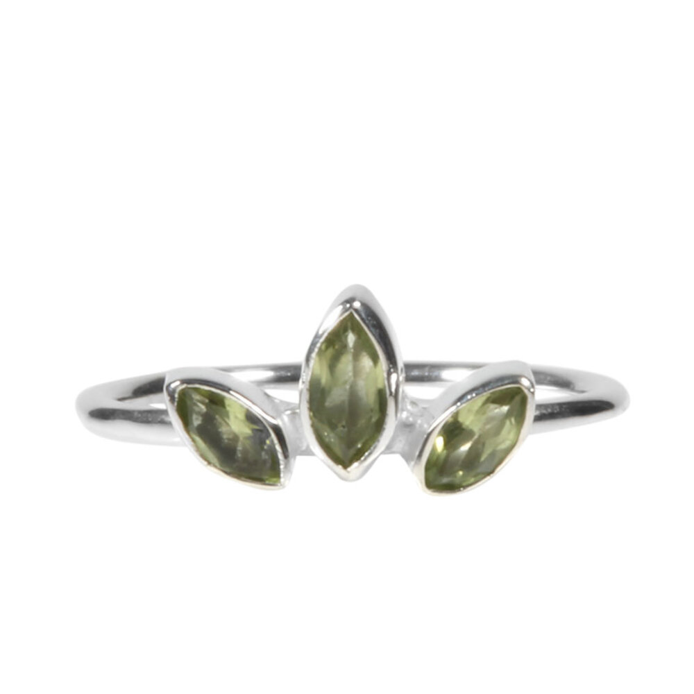Zilveren ring peridoot maat 17 | 3 markies geslepen stenen Zilveren ring peridoot maat 17 | 3 markies geslepen stenen