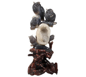 Agaat geode met uilen op houten standaard 14,8 x 12,5 x 24,6 cm | 2105 gram Agaat geode met uilen op houten standaard 14,8 x 12,5 x 24,6 cm | 2105 gram