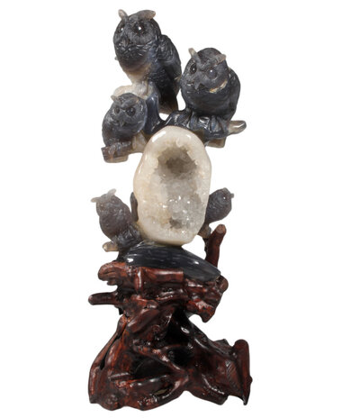 Agaat geode met uilen op houten standaard 14,8 x 12,5 x 24,6 cm | 2105 gram Agaat geode met uilen op houten standaard 14,8 x 12,5 x 24,6 cm | 2105 gram