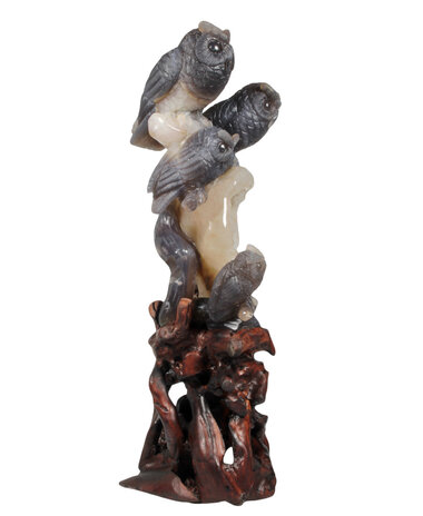Agaat geode met uilen op houten standaard 14,8 x 12,5 x 24,6 cm | 2105 gram Agaat geode met uilen op houten standaard 14,8 x 12,5 x 24,6 cm | 2105 gram
