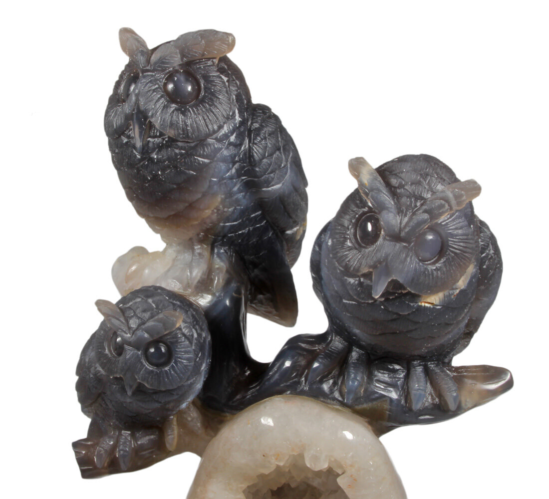 Agaat geode met uilen op houten standaard 14,8 x 12,5 x 24,6 cm | 2105 gram Agaat geode met uilen op houten standaard 14,8 x 12,5 x 24,6 cm | 2105 gram