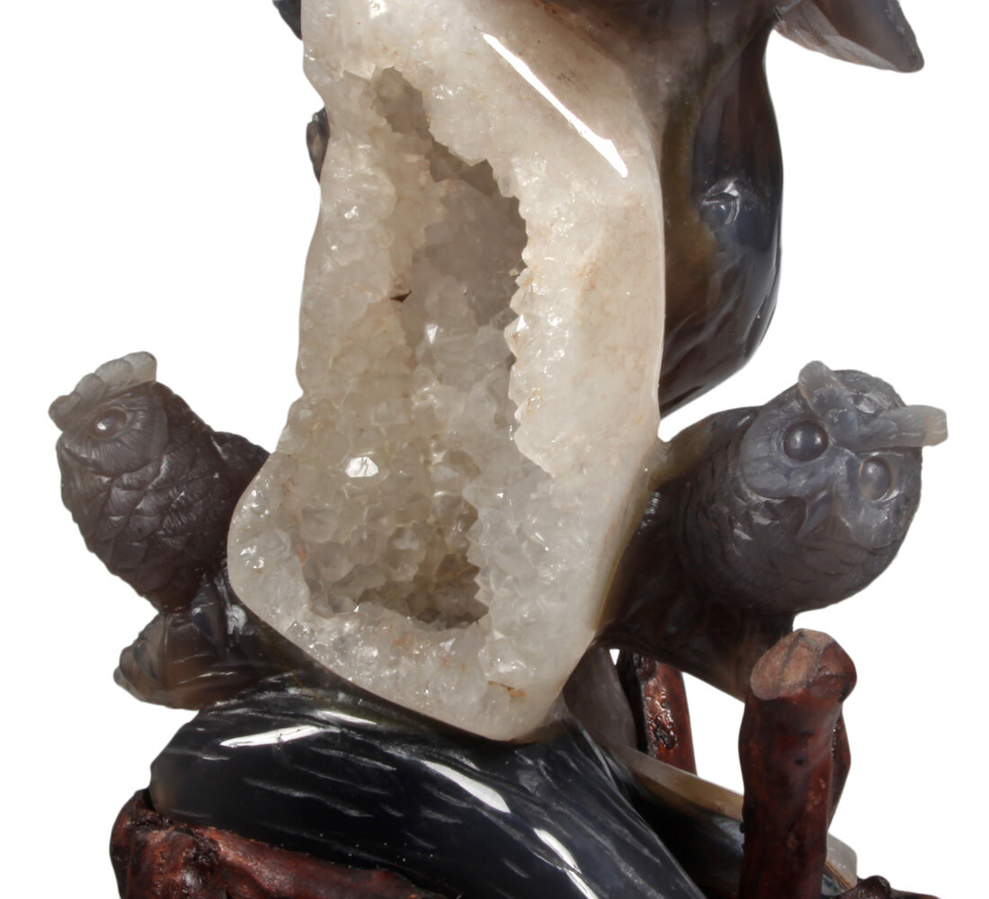 Agaat geode met uilen op houten standaard 14,8 x 12,5 x 24,6 cm | 2105 gram Agaat geode met uilen op houten standaard 14,8 x 12,5 x 24,6 cm | 2105 gram