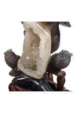 Agaat geode met uilen op houten standaard 14,8 x 12,5 x 24,6 cm | 2105 gram