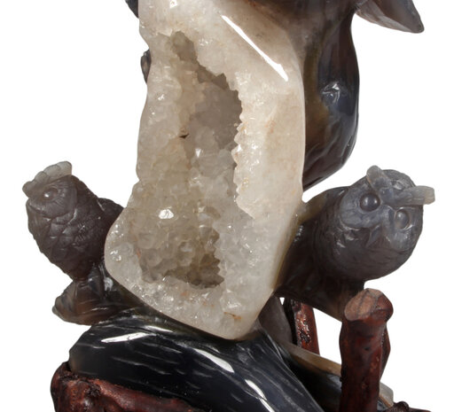 Agaat geode met uilen op houten standaard 14,8 x 12,5 x 24,6 cm | 2105 gram Agaat geode met uilen op houten standaard 14,8 x 12,5 x 24,6 cm | 2105 gram