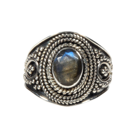 Zilveren ring labradoriet maat 19 | ovaal breed bewerkt Zilveren ring labradoriet maat 19 | ovaal breed bewerkt