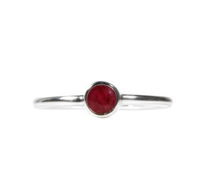 Zilveren ring robijn maat 18 | rond facet 4 mm Zilveren ring robijn maat 18 | rond facet 4 mm