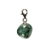 Smaragd bedeltje met sterling zilveren slotje Smaragd bedeltje met sterling zilveren slotje