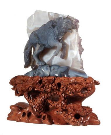 Agaat wolf met amethist cluster 13 x 12 x 5,5 cm / 958 gram | op houten standaard Agaat wolf met amethist cluster 13 x 12 x 5,5 cm / 958 gram | op houten standaard