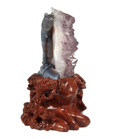 Agaat wolf met amethist cluster 13 x 12 x 5,5 cm / 958 gram | op houten standaard Agaat wolf met amethist cluster 13 x 12 x 5,5 cm / 958 gram | op houten standaard