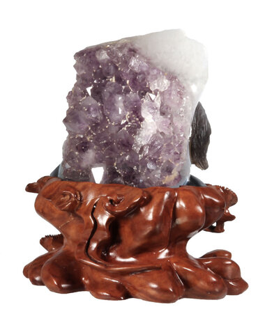 Agaat wolf met amethist cluster 13 x 12 x 5,5 cm / 958 gram | op houten standaard Agaat wolf met amethist cluster 13 x 12 x 5,5 cm / 958 gram | op houten standaard