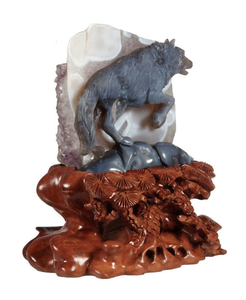 Agaat wolf met amethist cluster 13 x 12 x 5,5 cm / 958 gram | op houten standaard Agaat wolf met amethist cluster 13 x 12 x 5,5 cm / 958 gram | op houten standaard
