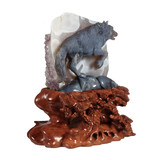 Agaat wolf met amethist cluster 13 x 12 x 5,5 cm / 958 gram | op houten standaard