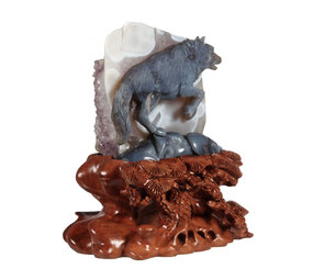 Agaat wolf met amethist cluster 13 x 12 x 5,5 cm / 958 gram | op houten standaard Agaat wolf met amethist cluster 13 x 12 x 5,5 cm / 958 gram | op houten standaard