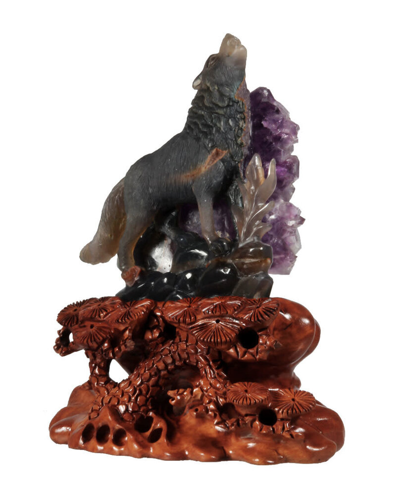 Agaat wolf met amethist cluster 14 x 11,5 x 5,5 cm / 683 gram | op houten standaard