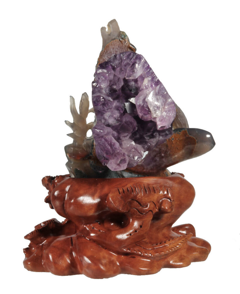 Agaat wolf met amethist cluster 14 x 11,5 x 5,5 cm / 683 gram | op houten standaard