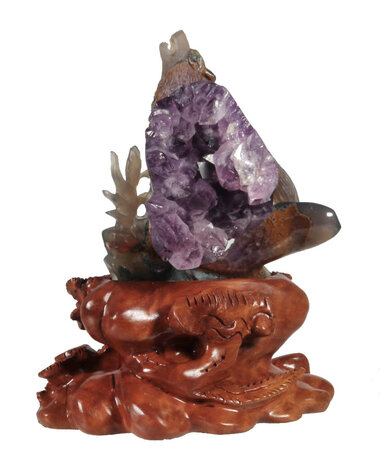 Agaat wolf met amethist cluster 14 x 11,5 x 5,5 cm / 683 gram | op houten standaard