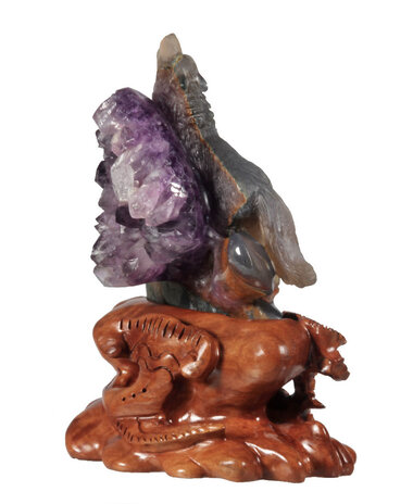 Agaat wolf met amethist cluster 14 x 11,5 x 5,5 cm / 683 gram | op houten standaard