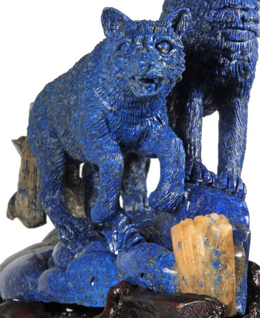Lapis lazuli wolven op houten standaard 20,5 x 9 x 18 cm | 1629 gram Lapis lazuli wolven op houten standaard 20,5 x 9 x 18 cm | 1629 gram