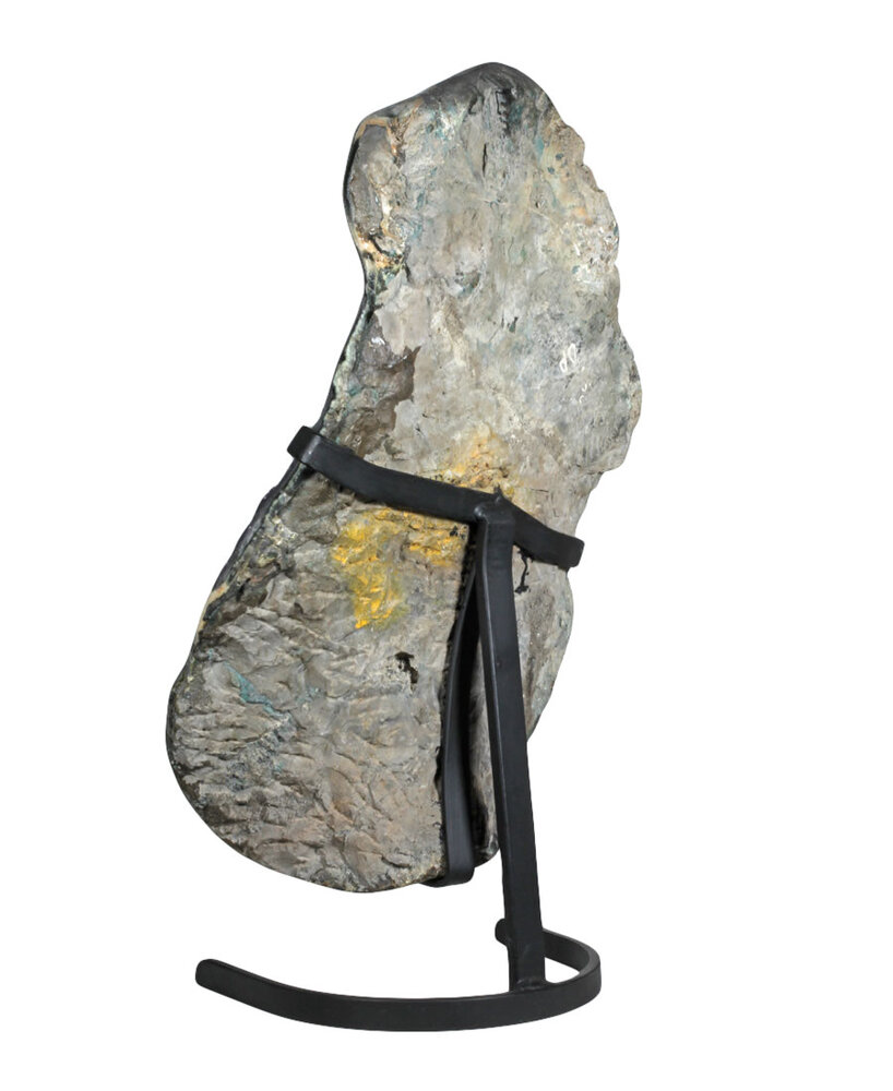 Amethist cluster 67 x 43 x 16 cm / 31780 gram | op standaard